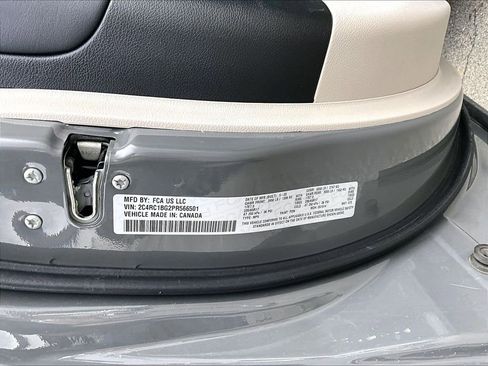 Used 2023 Chrysler Pacifica Touring-L FWD image 33
