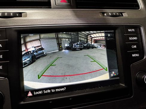 Used 2016 Volkswagen Golf S image 31