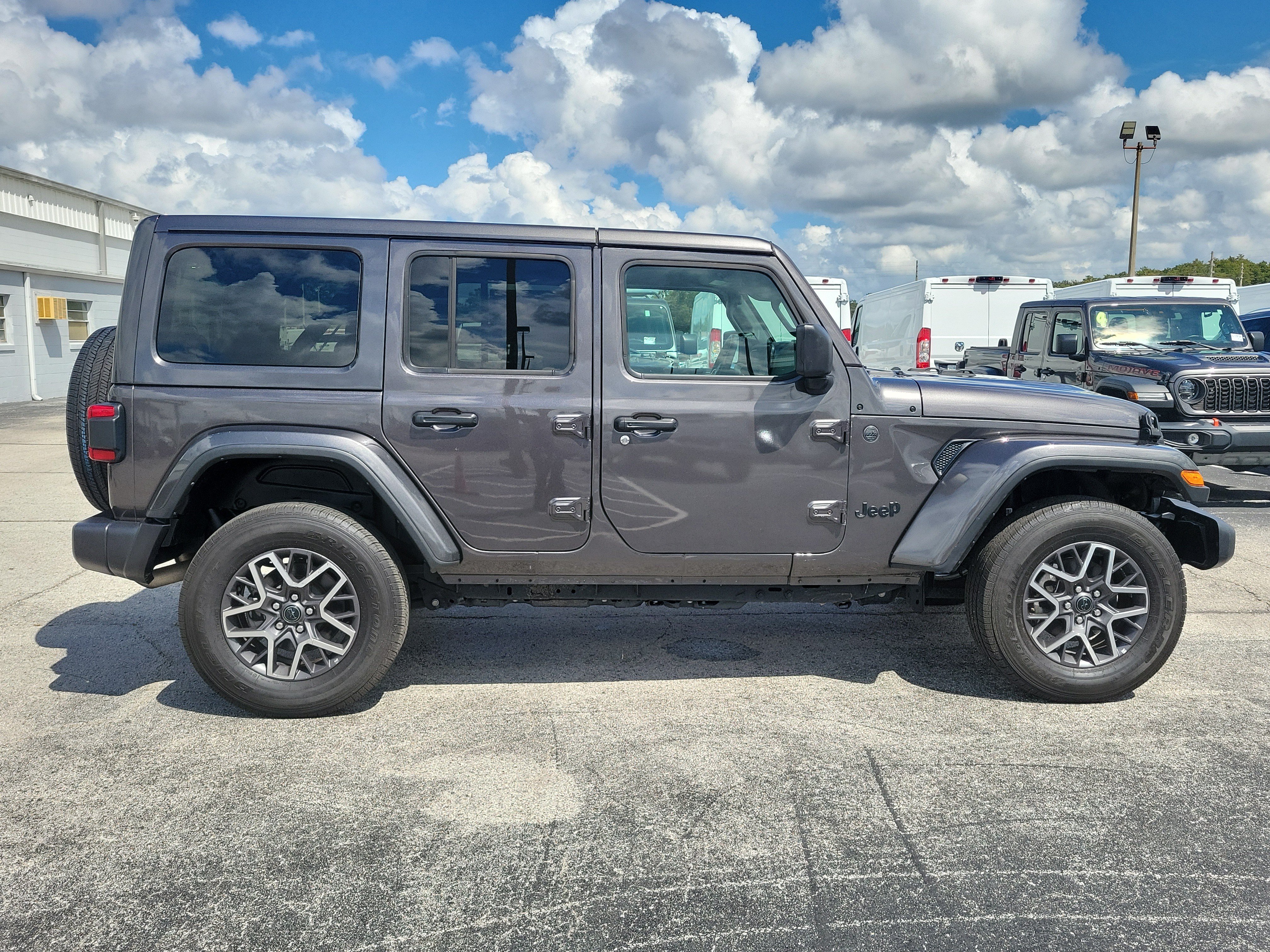 Used 2025 Jeep Wrangler Unlimited Sahara AWD/4WD image 8