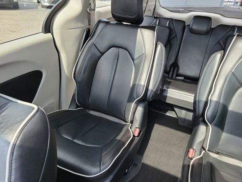 Used 2023 Chrysler Pacifica Limited FWD image 14