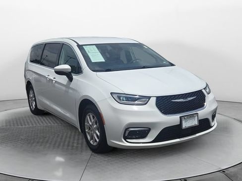 Used 2023 Chrysler Pacifica Touring-L FWD image 7