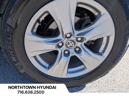 Used 2025 Toyota RAV4 XLE AWD/4WD image 40