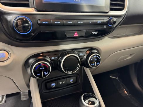 Used 2024 Hyundai Venue SEL image 18
