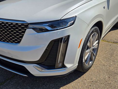 Used 2022 Cadillac XT6 Premium Luxury image 11
