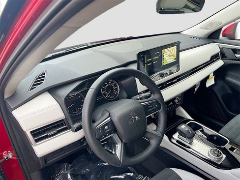 New 2025 Mitsubishi Outlander SE image 9