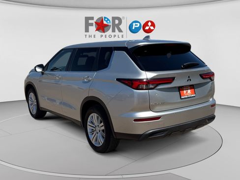 Used 2022 Mitsubishi Outlander ES FWD image 3