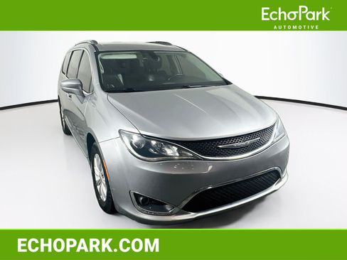 Used 2018 Chrysler Pacifica Touring-L FWD image 1