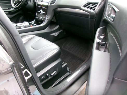 Used 2019 Ford Edge Titanium w/ Cold Weather Package image 14