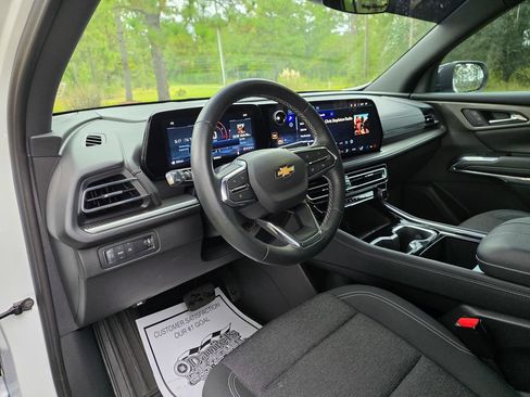 Used 2025 Chevrolet Traverse LT FWD image 12