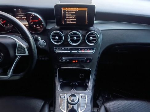 Used 2018 Mercedes-Benz GLC 300 4MATIC image 3