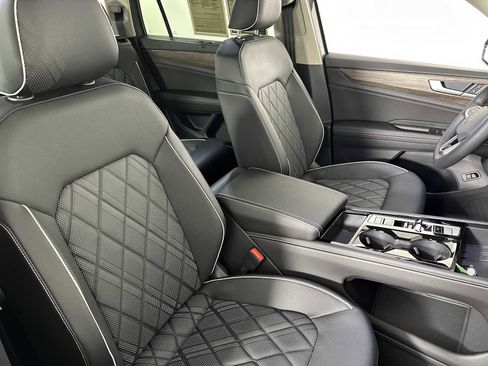 Used 2025 Volkswagen Atlas SEL Premium R-Line image 32