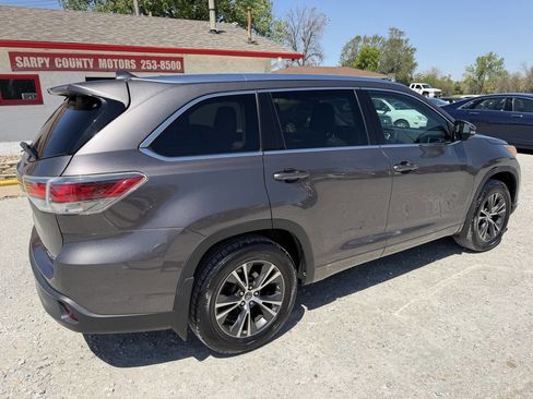 Used 2016 Toyota Highlander XLE AWD/4WD image 3