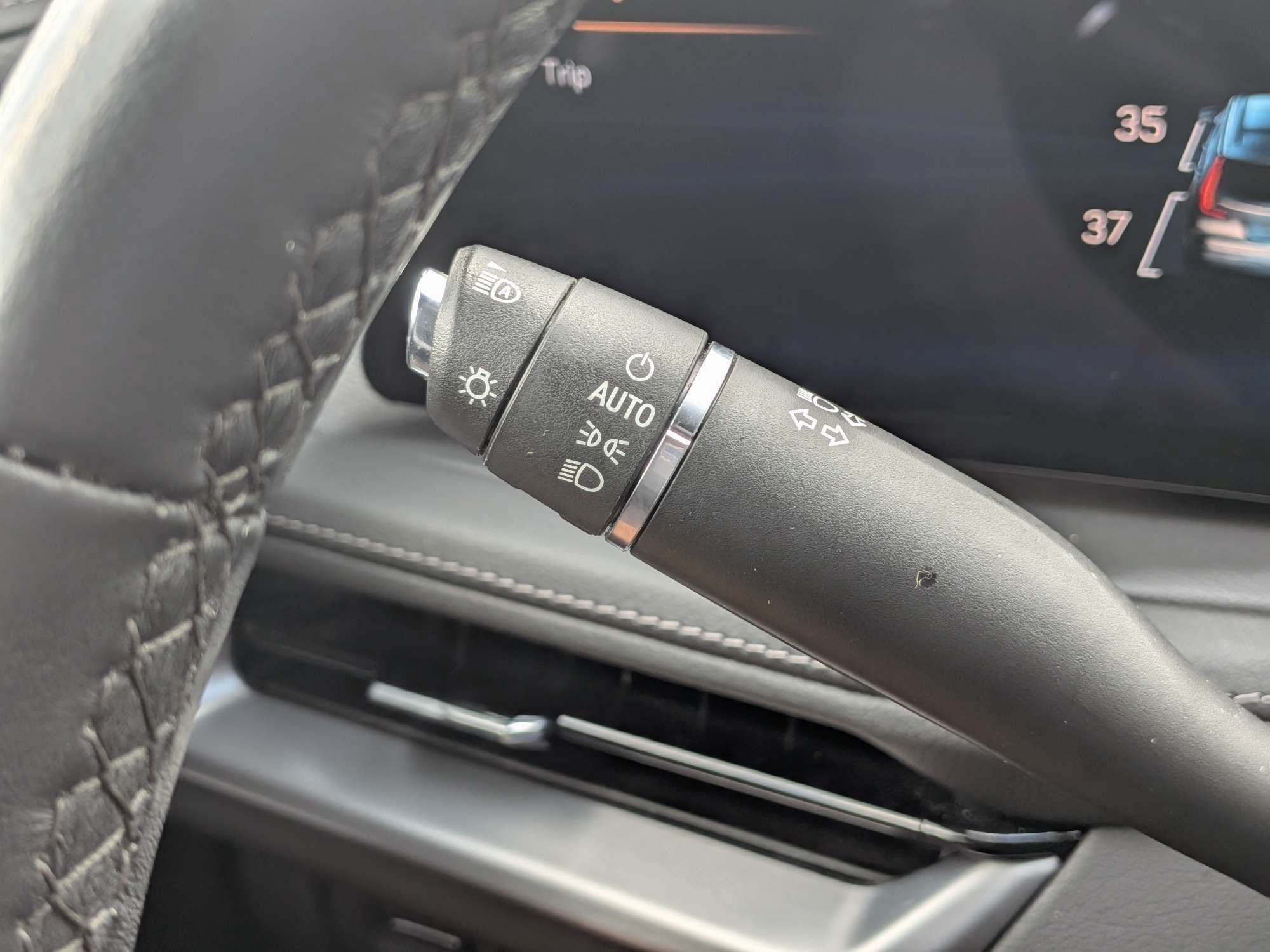 Used 2025 Cadillac XT4 Premium Luxury FWD image 29