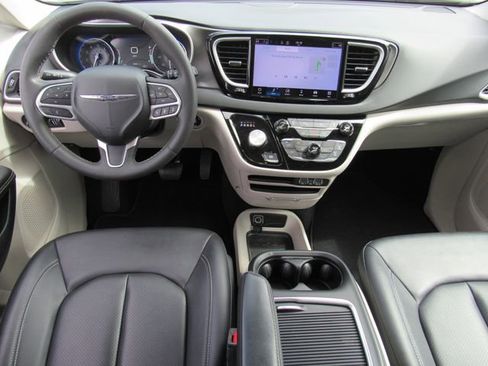 Used 2024 Chrysler Pacifica Touring-L FWD image 16