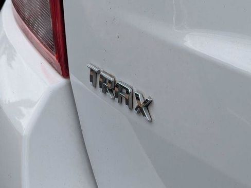 Used 2019 Chevrolet Trax LT w/ LT Convenience Package FWD image 7