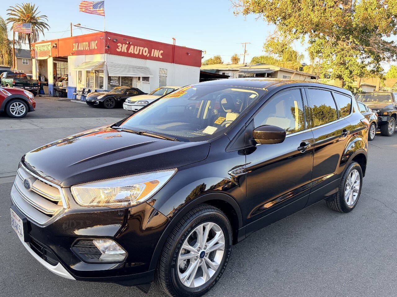 Used 2019 Ford Escape SE FWD image 2