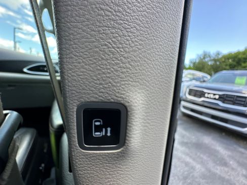 Used 2020 Chrysler Pacifica Touring-L Plus FWD image 14