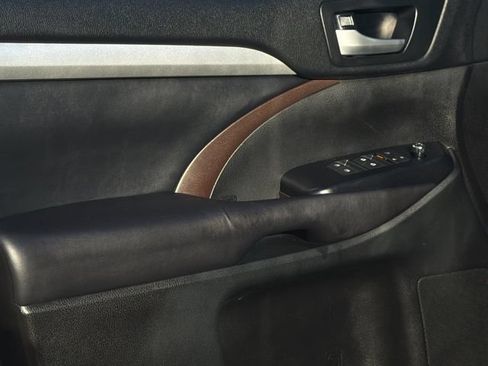 Used 2017 Toyota Highlander XLE FWD image 12