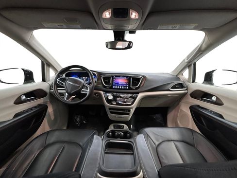 Used 2017 Chrysler Pacifica Touring-L image 17