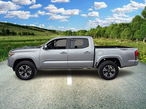 Used 2017 Toyota Tacoma TRD Sport w/ Tow Package image 4