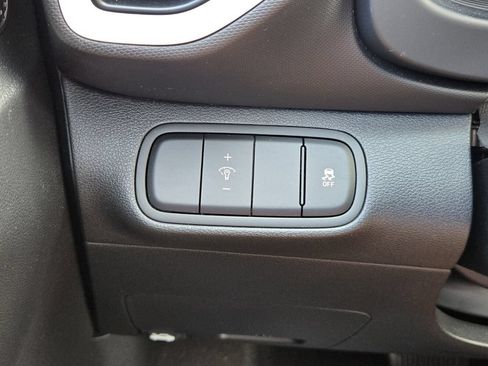 Certified 2025 Hyundai Venue Limited FWD image 28