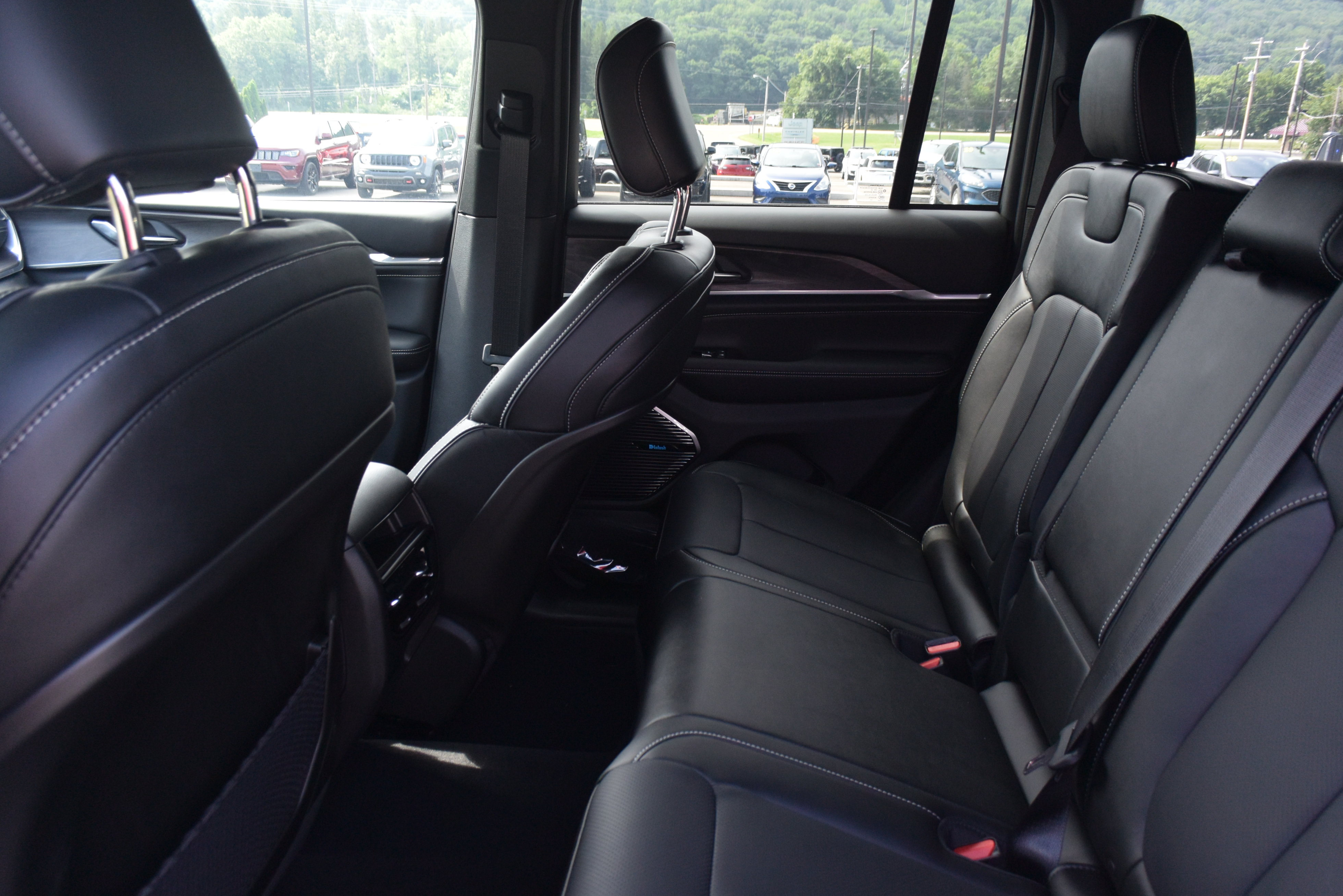 Used 2022 Jeep Grand Cherokee Overland AWD/4WD image 13