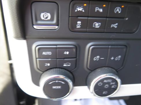 Used 2025 Chevrolet Suburban Premier AWD/4WD image 10