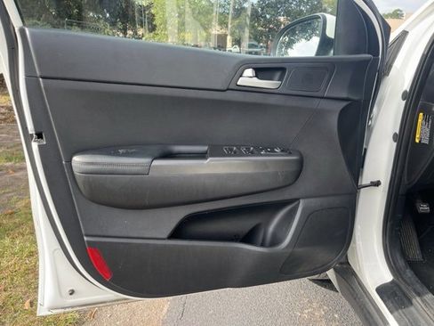 Used 2020 Kia Sportage LX image 17