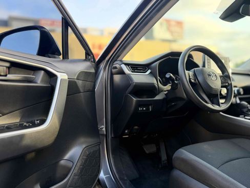 Used 2021 Toyota RAV4 LE AWD/4WD image 16