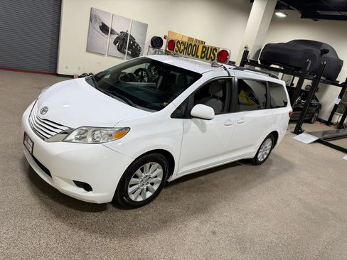 Used 2015 Toyota Sienna LE AWD/4WD image 9