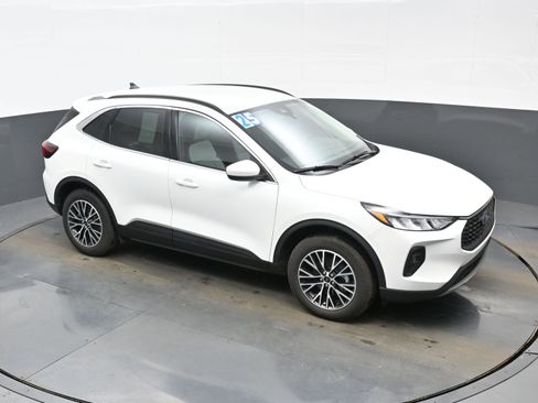 Used 2025 Ford Escape SE image 38