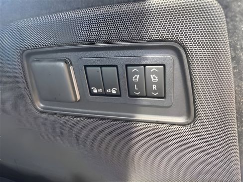 Used 2022 Cadillac Escalade ESV Sport w/ Touring Package image 11