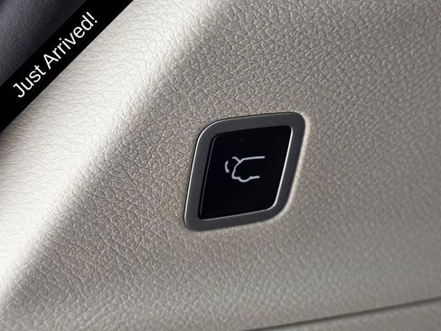 Used 2023 Chrysler Pacifica Touring-L FWD image 13