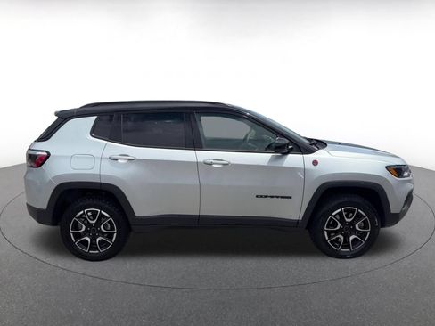 Used 2025 Jeep Compass Trailhawk AWD/4WD image 16