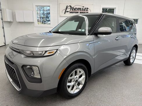 Used 2022 Kia Soul LX w/ Technology Package FWD image 1