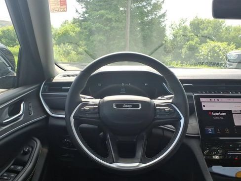 Certified 2023 Jeep Grand Cherokee Limited w/ Luxury Tech Group II AWD/4WD image 18
