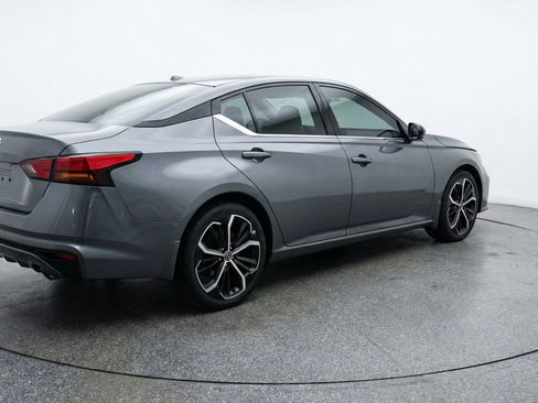Used 2025 Nissan Altima 2.5 SR FWD image 9