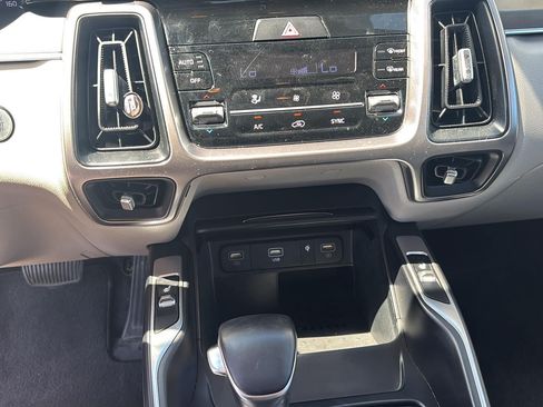 Used 2023 Kia Sorento S FWD image 18