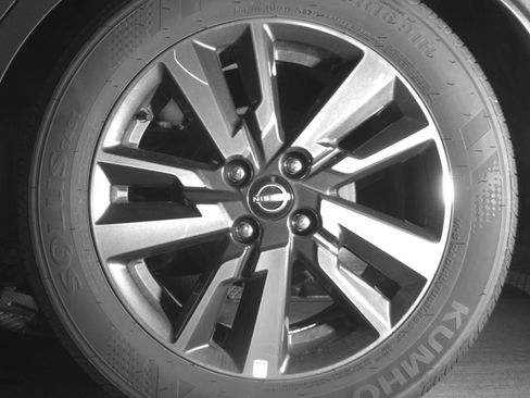 Used 2025 Nissan Versa SV FWD image 17