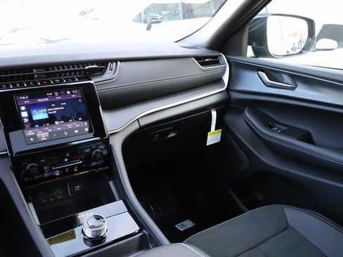 New 2025 Jeep Grand Cherokee Altitude image 24