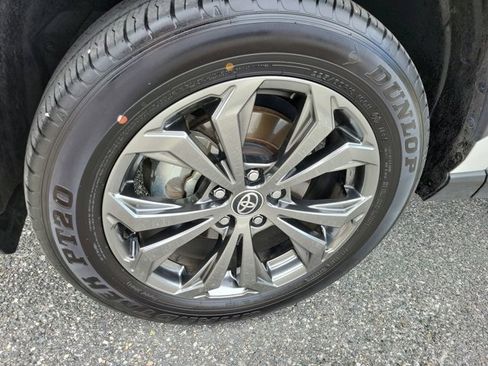 Used 2022 Toyota RAV4 XLE Premium image 17