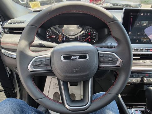 Used 2025 Jeep Compass Trailhawk AWD/4WD image 7