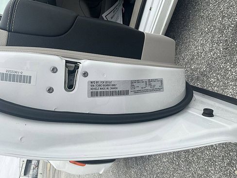 Used 2024 Chrysler Pacifica Touring-L image 2