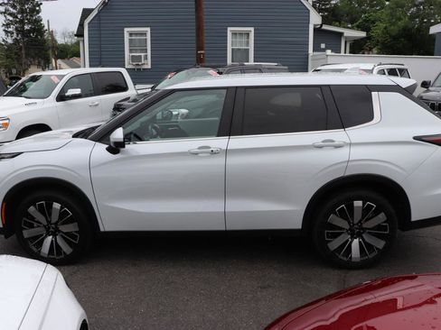Used 2025 Mitsubishi Outlander SE AWD/4WD image 2