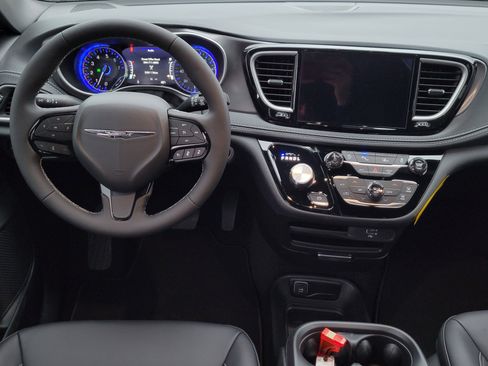New 2026 Chrysler Pacifica Select image 12