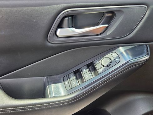Used 2025 Nissan Rogue SV FWD image 29