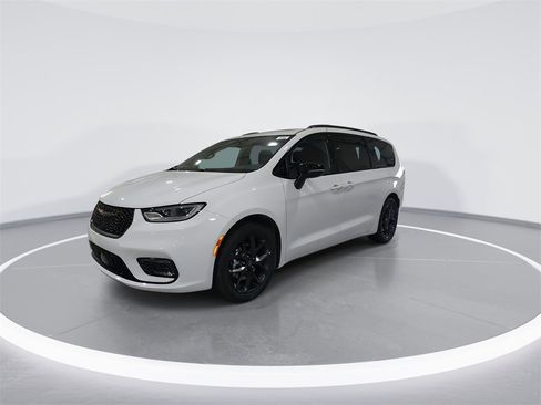 New 2026 Chrysler Pacifica Limited w/ S Appearance Package image 4