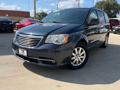 Used 2014 Chrysler Town & Country Touring image 1