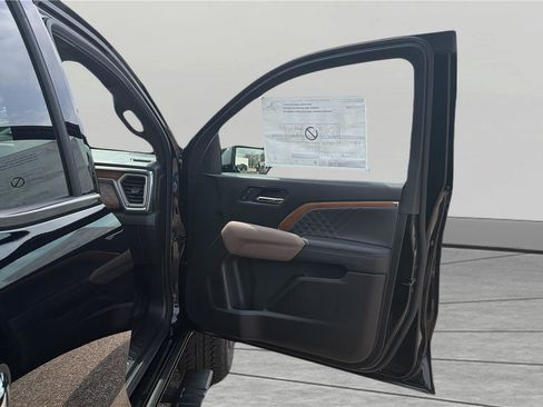 New 2026 GMC Canyon Denali w/ LPO, Denali Black Edition image 25