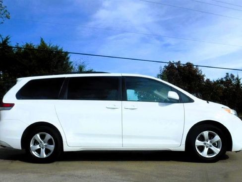 Used 2012 Toyota Sienna LE image 5